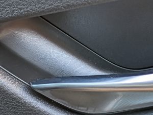 ドアインナーハンドル内側の傷