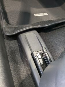 新AURAのシートレール